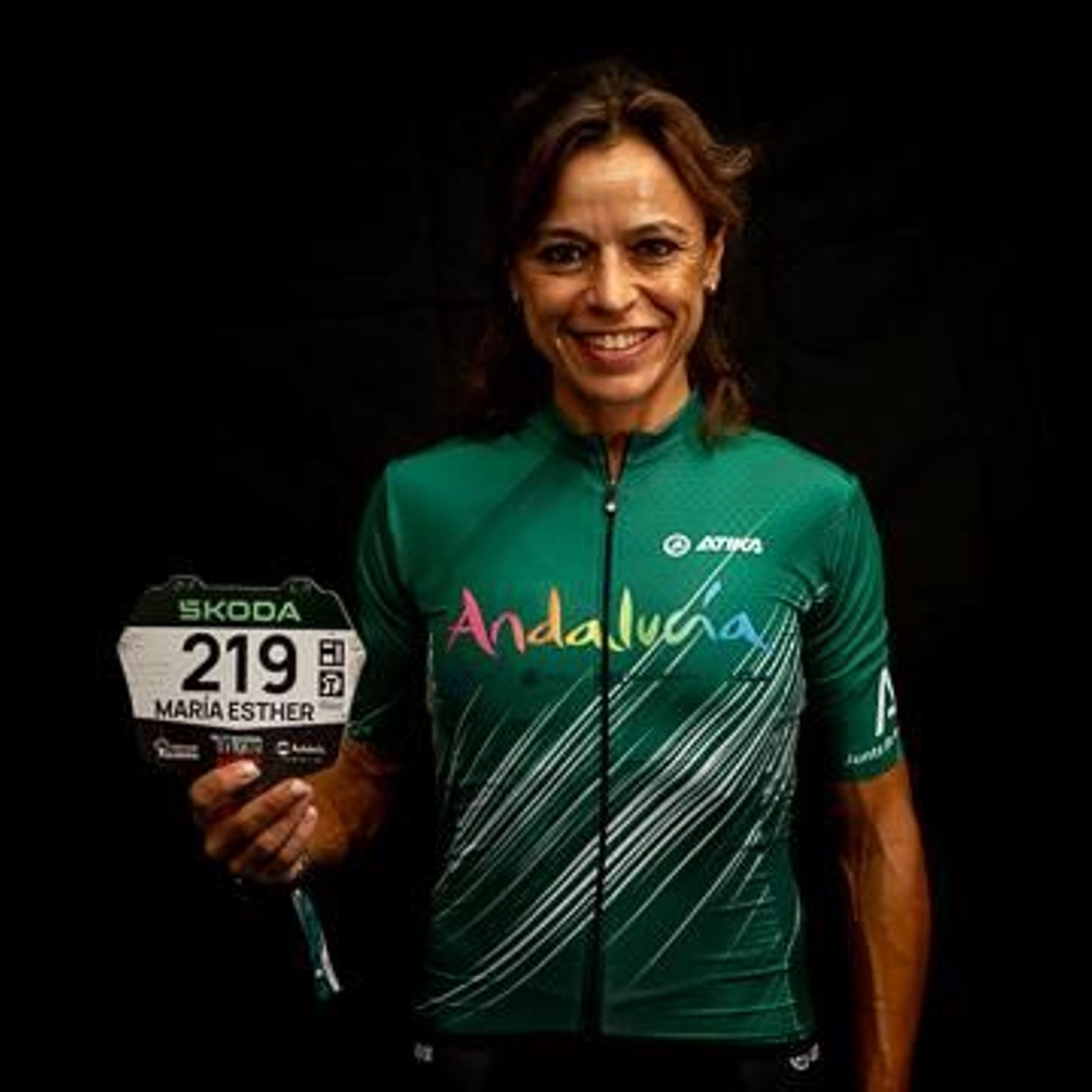 María Esther posa con su dorsal con el que está participando en esta edición de la Titan Desert Almería.