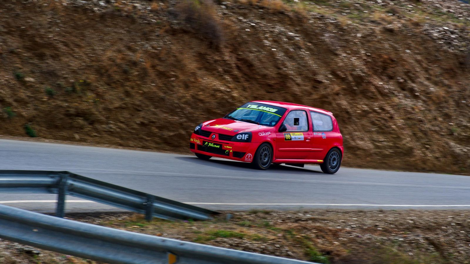 Uno de los participantes a su paso con su vehículo por uno de los tramos de la prueba de este pasado fin de semana.