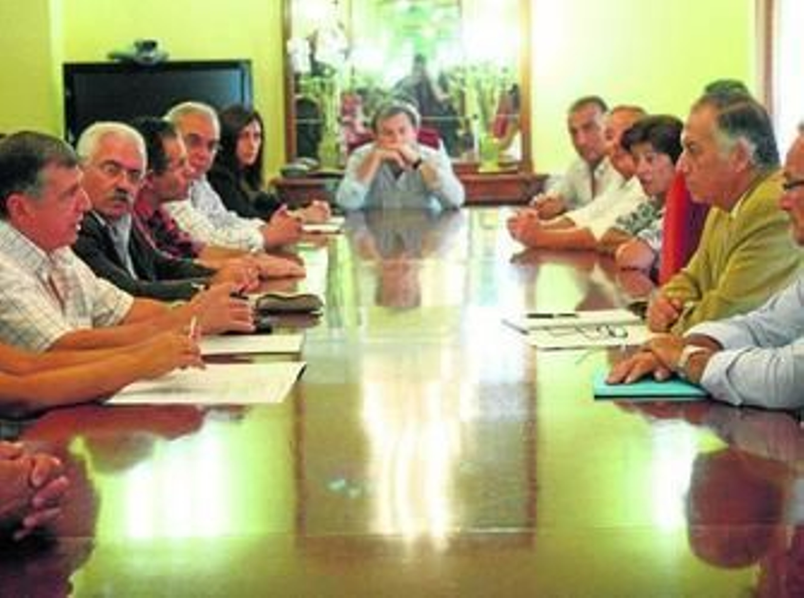 Reunión del Subdelegado del Gobierno con miembros de la Plataforma de Regantes, ayer.