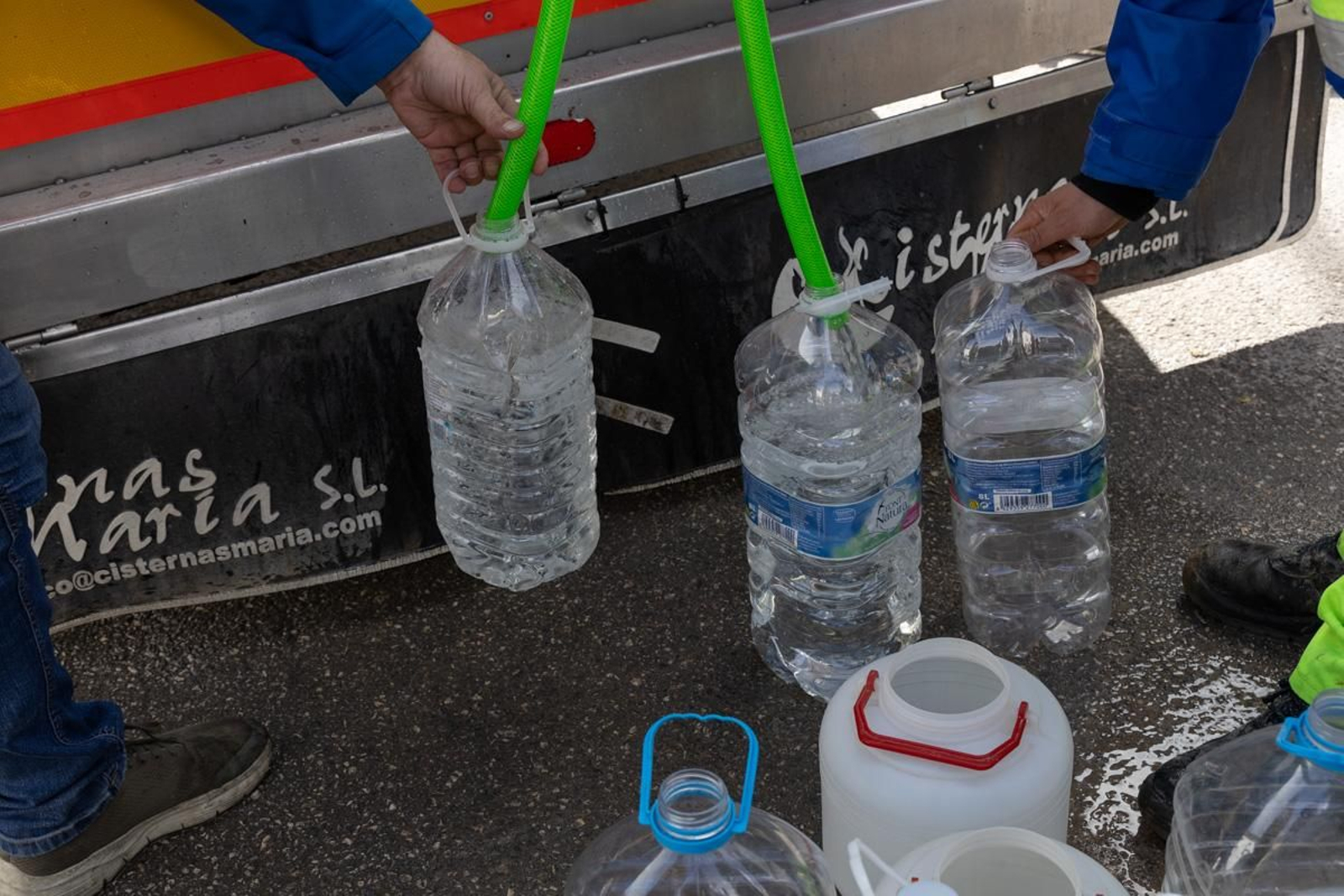 Reparten agua en Mote Lope Alvárez tras prohibir su consumo por presencia de bromato