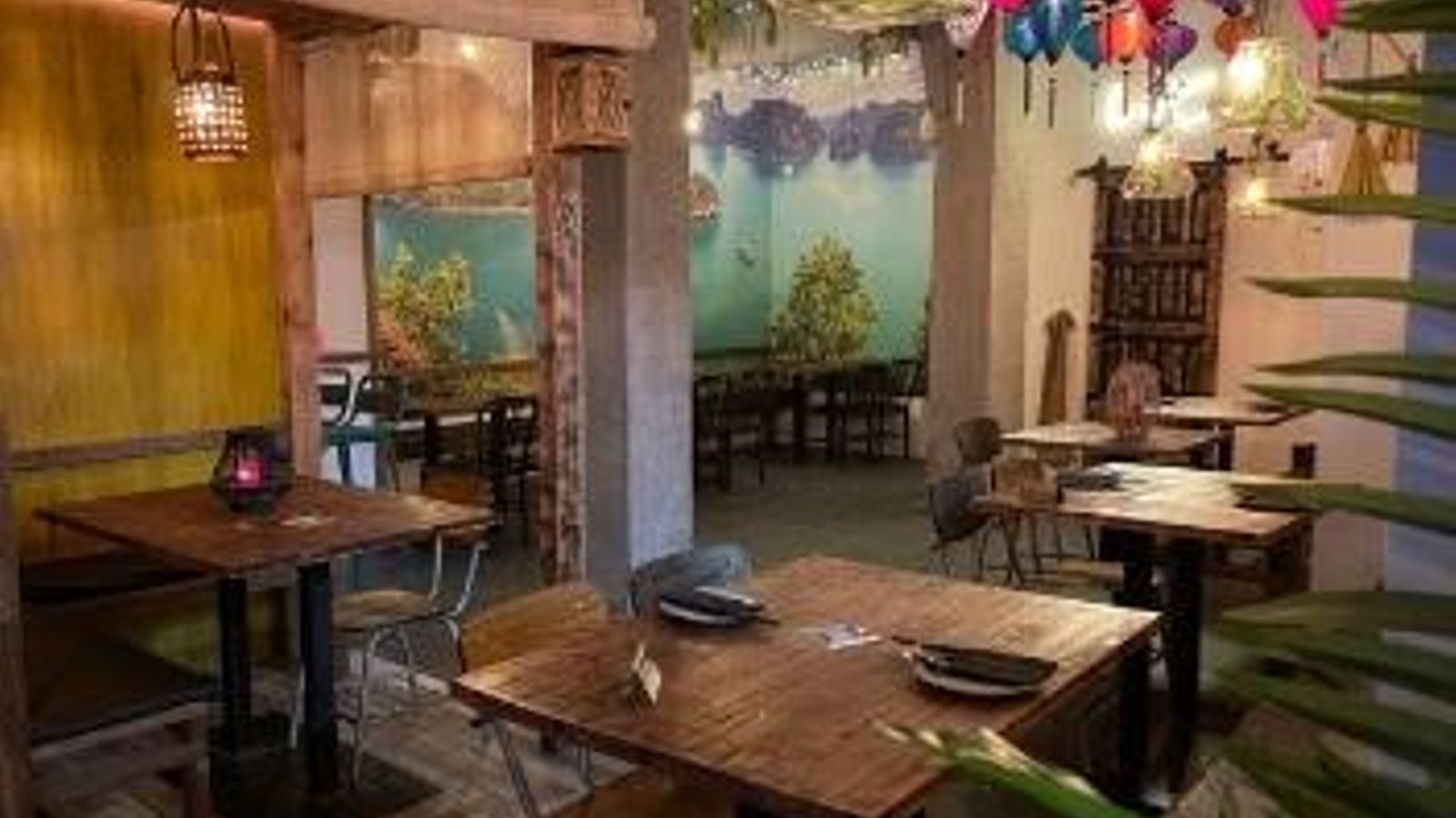 Interior. El establecimiento destaca por su impresionante decoración al estilo vietnamita que hace que desde el primer momento te sientas en Vietnam.