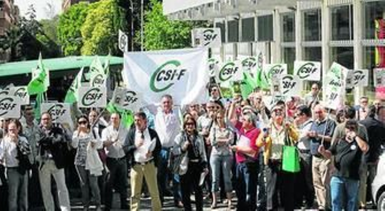 Un momento de la concentración, ayer, del sindicato CSIF.