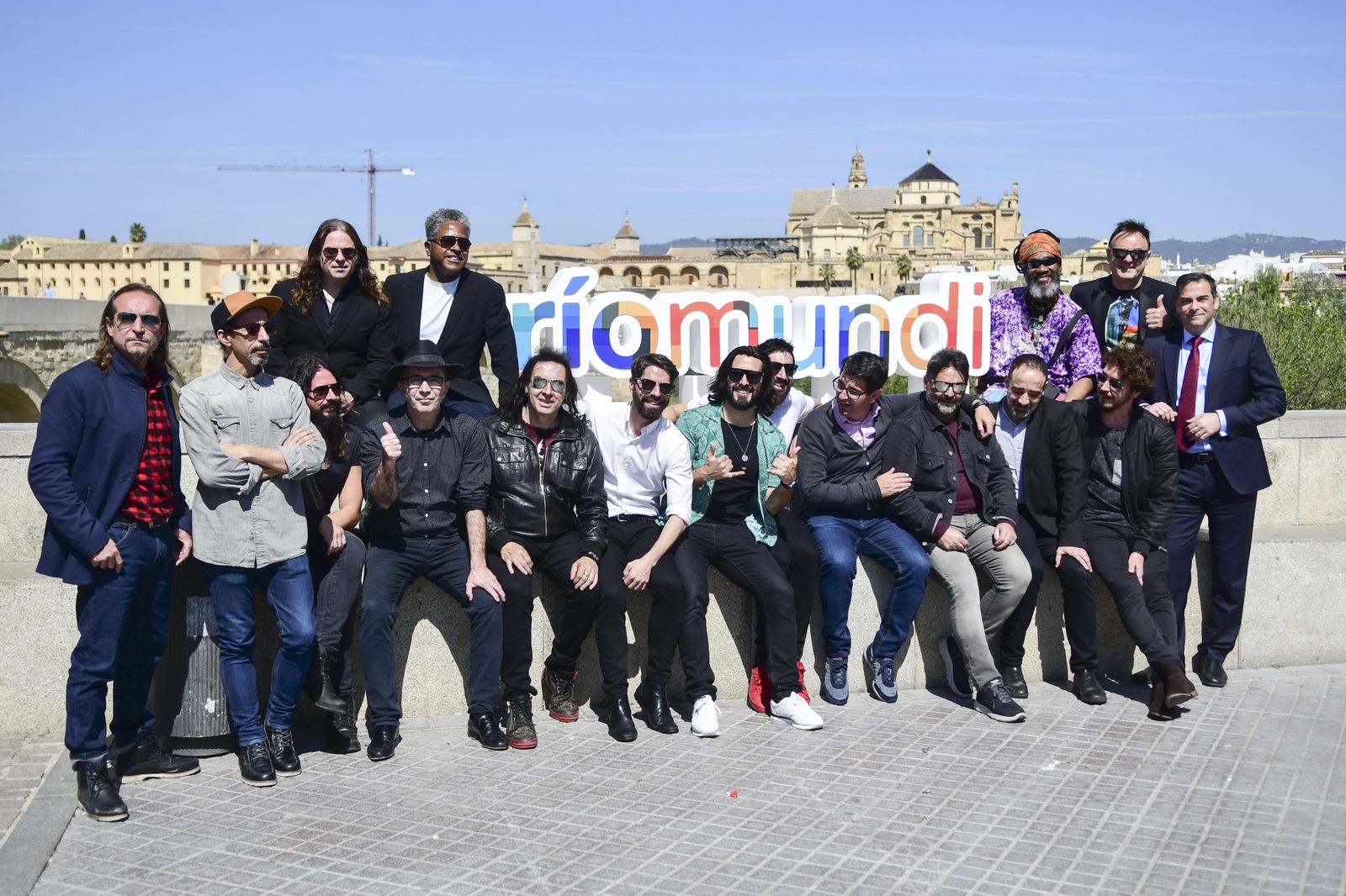 Algunos de los artistas que participarán en el festival posan para la foto de familia de la presentación de las actuaciones.