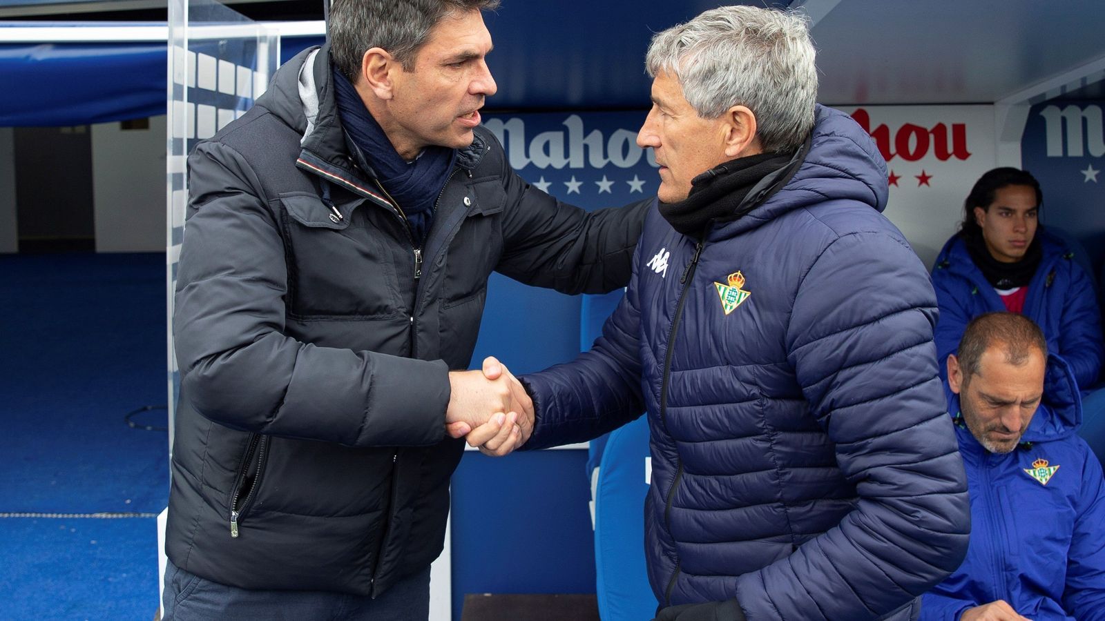 Pellegrino y Setién se saludan al inicio del partido.
