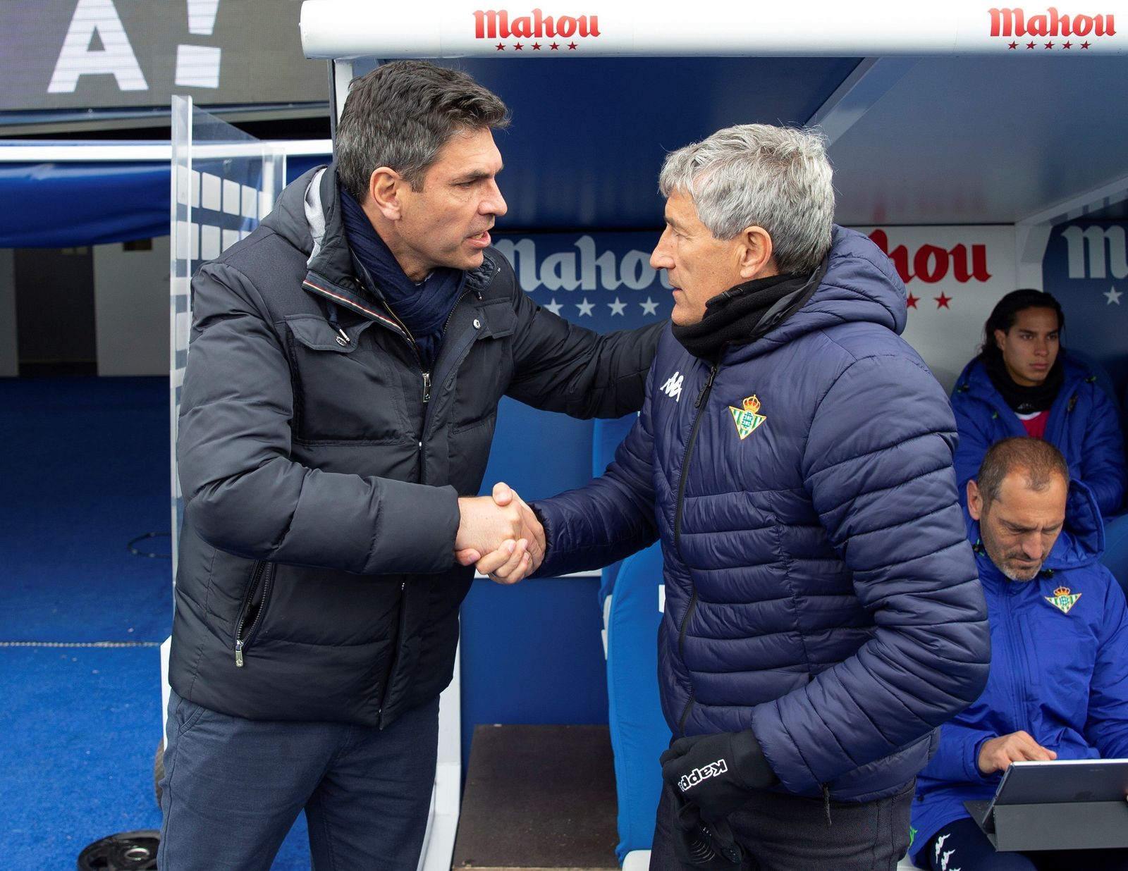 Pellegrino y Setién se saludan al inicio del partido.