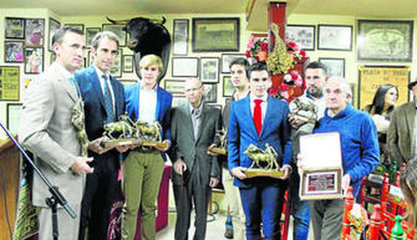 1. Foto de familia con todos los premiados, una vez finalizado el acto de entrega por parte de la peña taurina 2. Ambiente de gala en una peña abarrotada de público y con los premiados en primer plano. 3. El joven aficionado zalameño, Víctor Palmar, fue el encargado de conducir con acierto la gala. 4. Adolfo Lozano, presidente de la entidad zalameña dirigiéndose a todos los presentes antes de que el acto llegara a su fin.