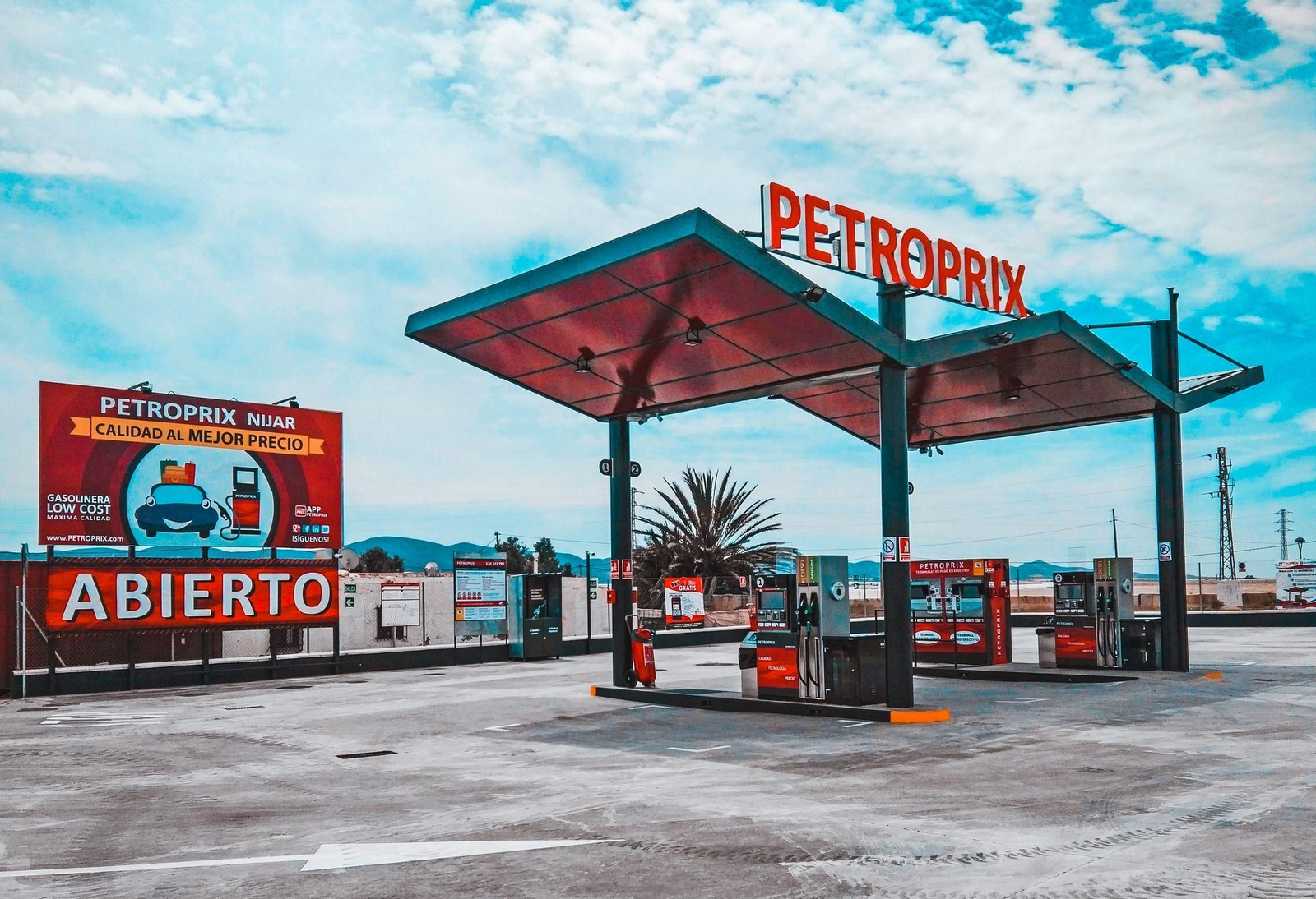 Estación de servicio de la empresa jiennese Petroprix. Estación de servicio de la empresa jiennese Petroprix.