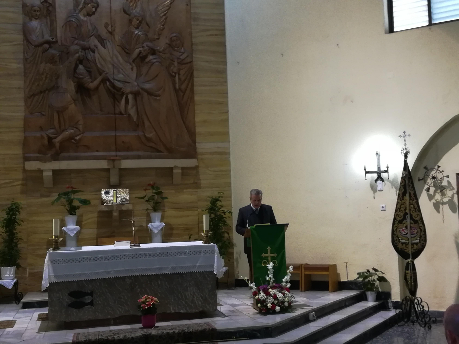 El pregonero exaltando a la Hermandad de la Macarena.