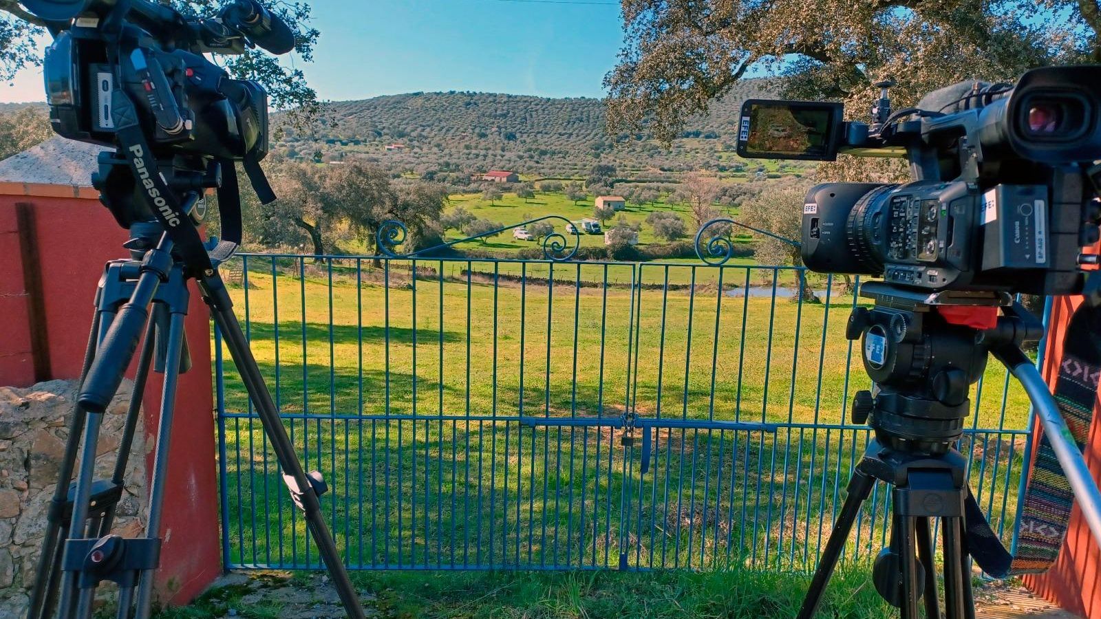 Cámaras apuntando a la parcela del novio de la desaparecida donde se estaban realizando los registros.