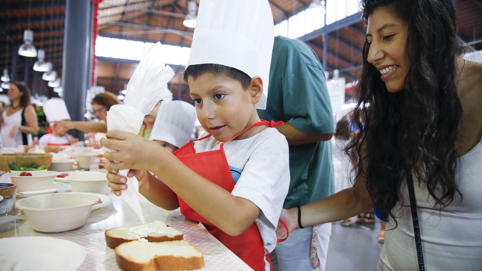 Las imágenes del taller infantil de cocina en el mercado de Almería