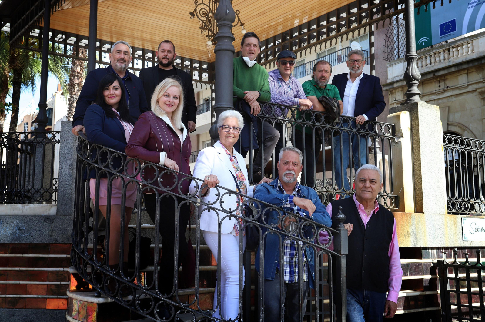 La junta directiva posa junto al tenor Guillermo Orozco y Tina Pavón. La junta directiva posa junto al tenor Guillermo Orozco y Tina Pavón.