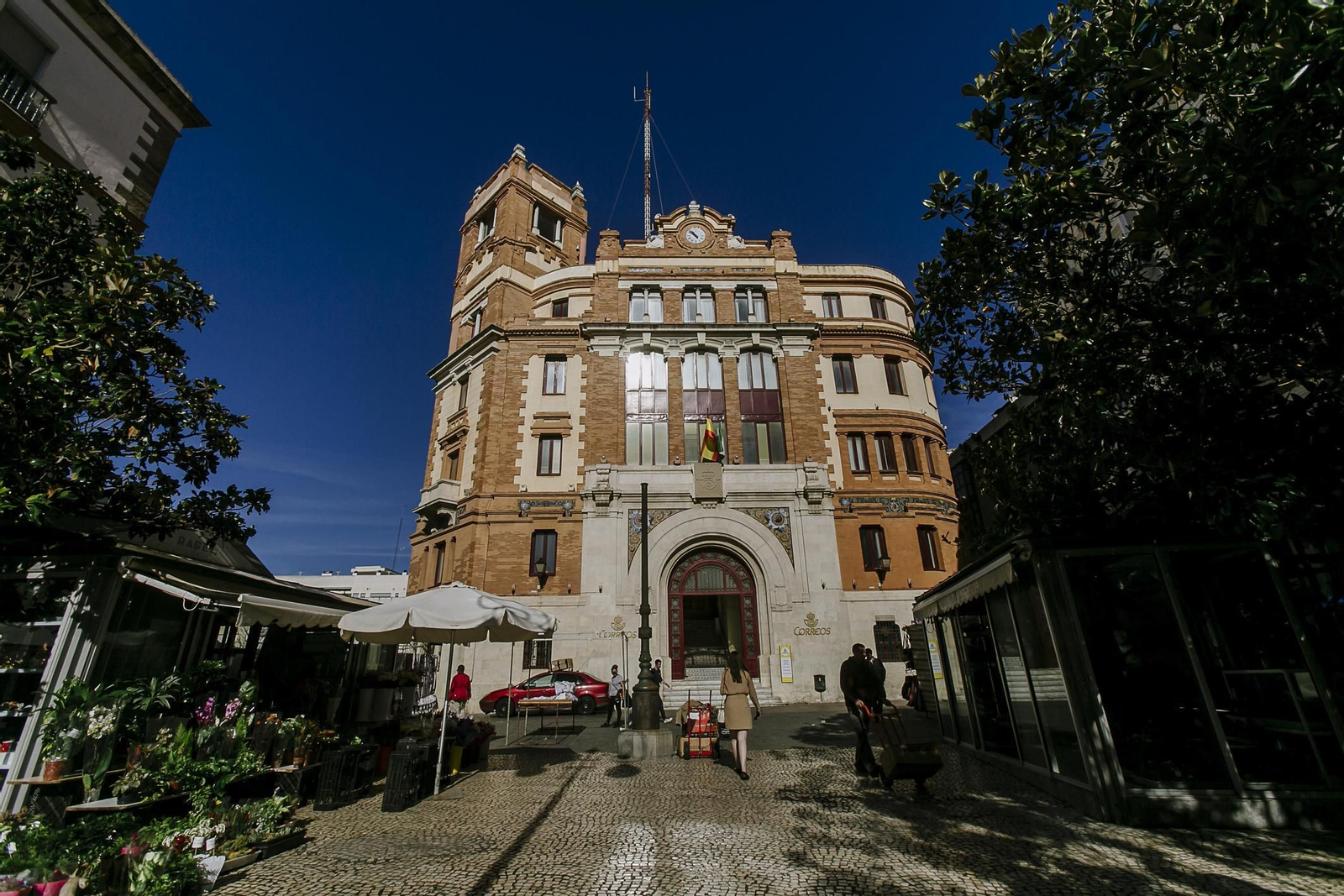 La imponente fachada del edificio de Correos, ante la plaza de las Flores.