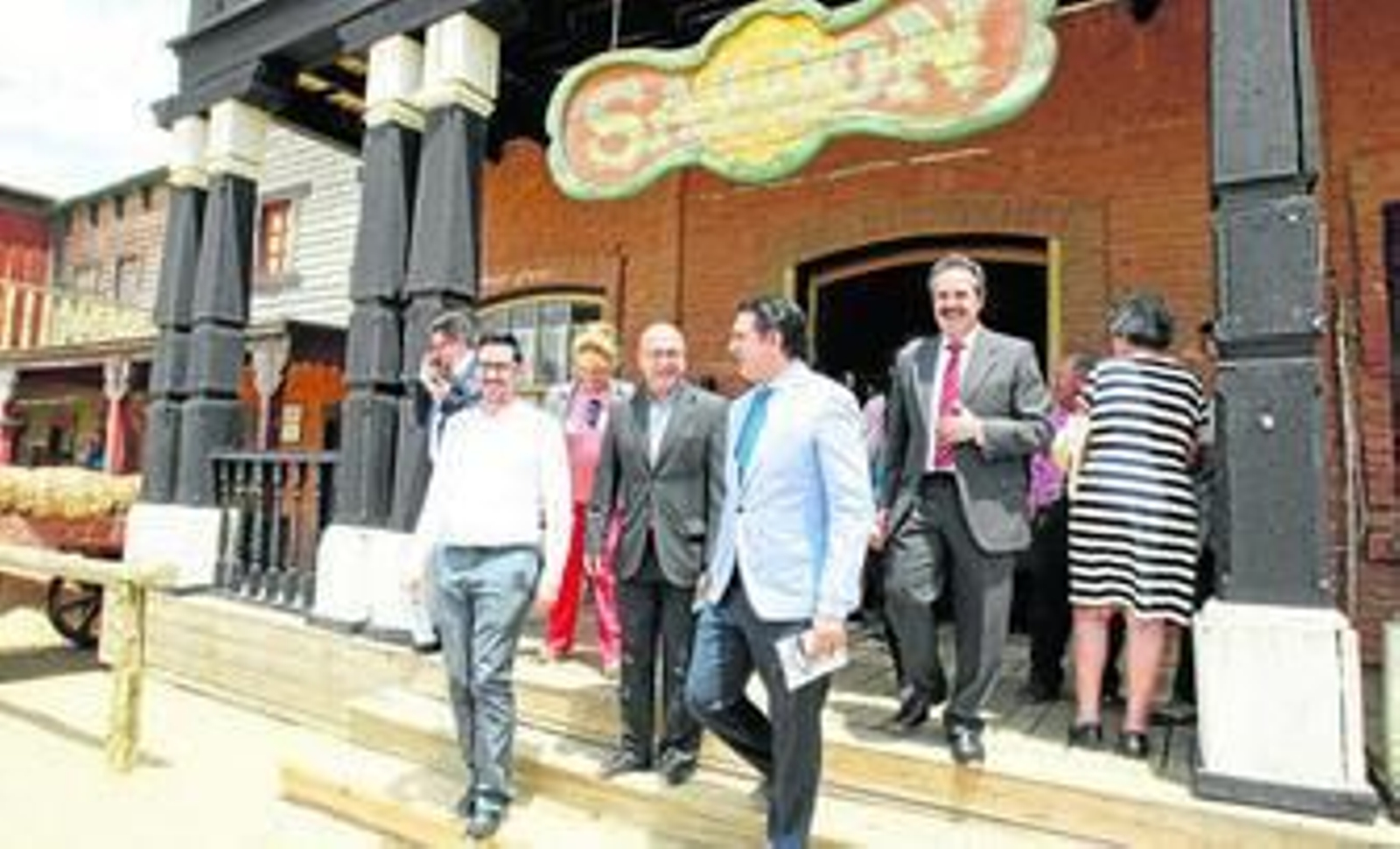 Francisco Javier Fernández junto a José Díaz, alcalde de Tabernas, y Carlos Rosado de la Andalucía Film Commission, ayer en Tabernas.
