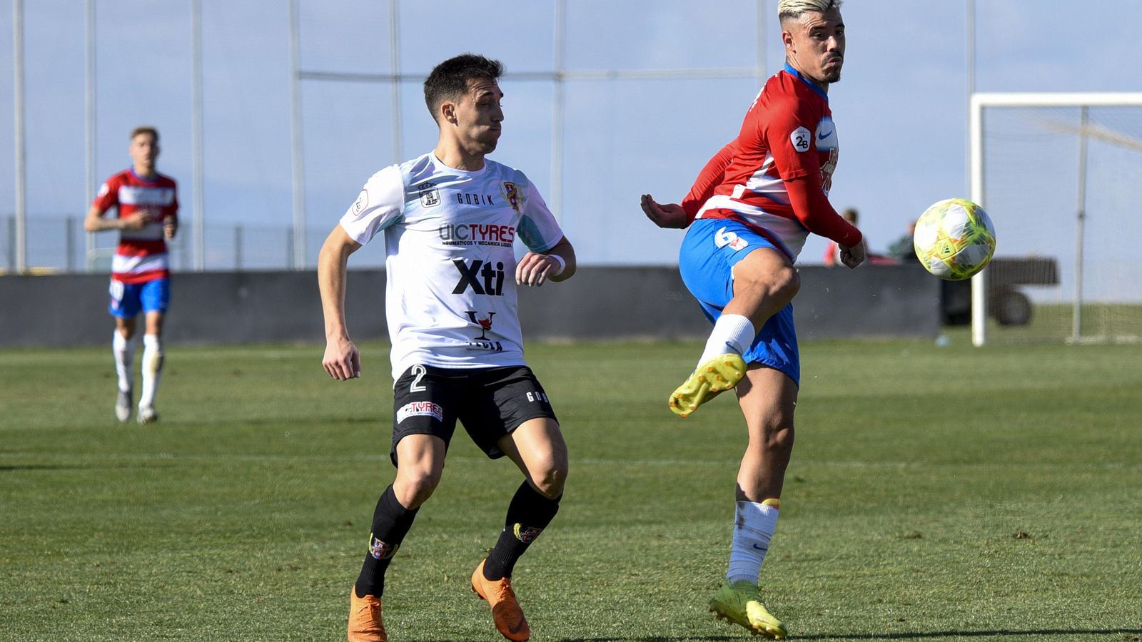 Viedma controla el cuero ante la oposición de un rival