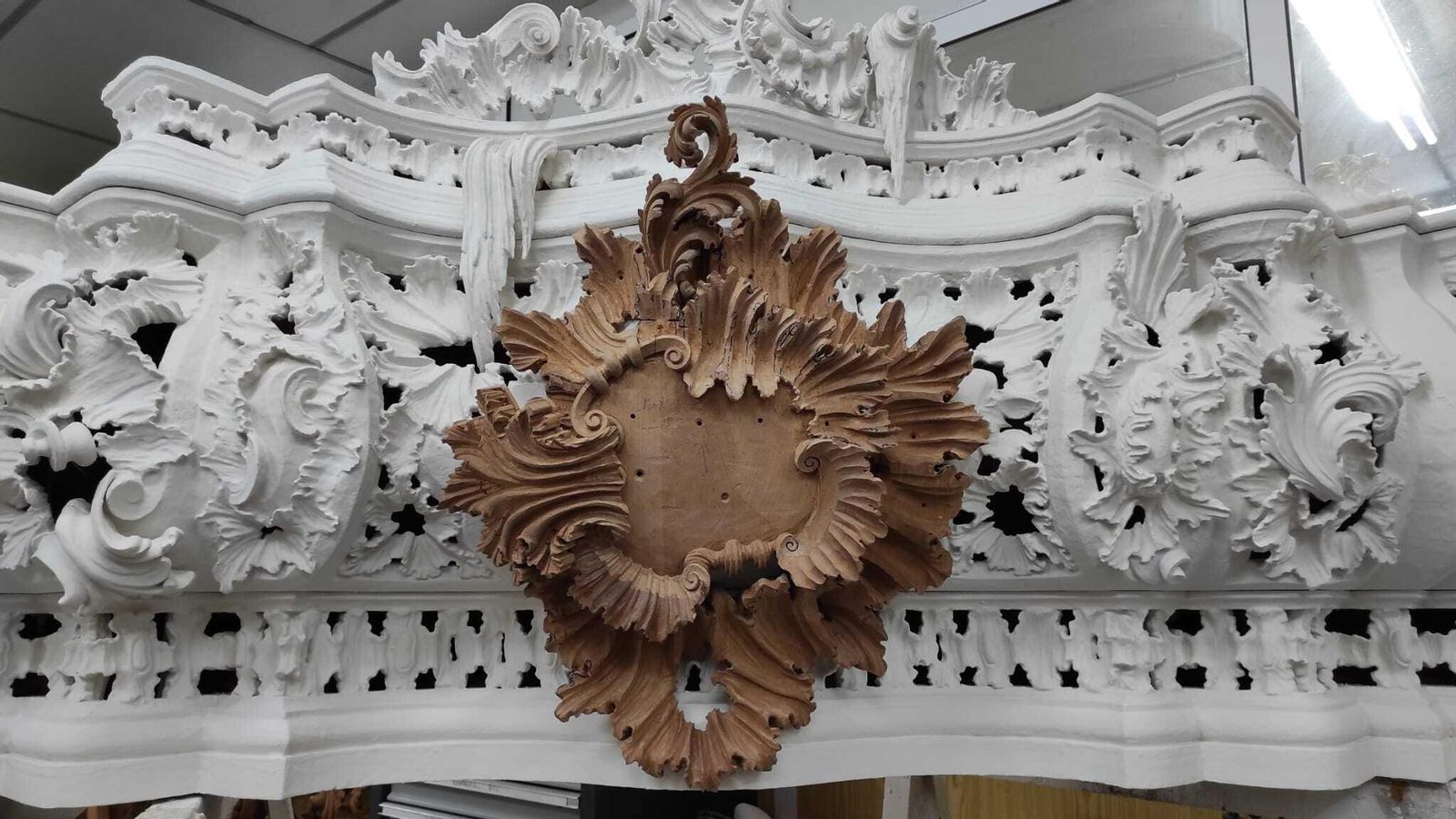 El frontal del nuevo paso del Nazareno, en fase de estucado.