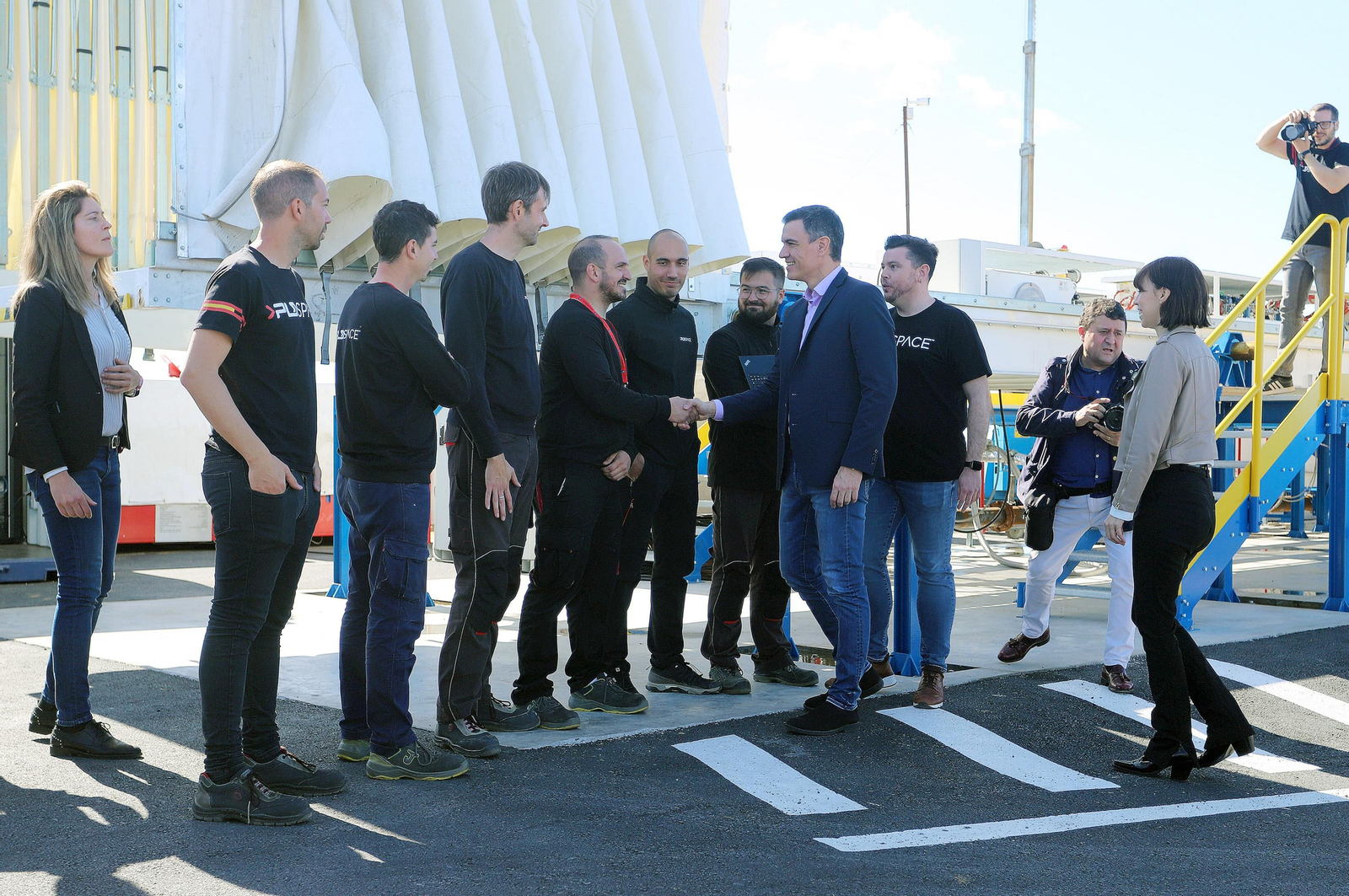 Imágenes de Pedro Sánchez en su visita al cohete Miura en la base espacial en Huelva
