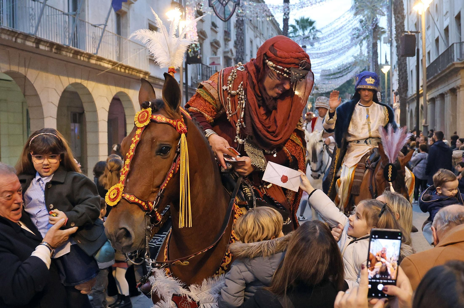Imágenes del Heraldo Real anunciando la llegada de los Reyes Magos a Huelva