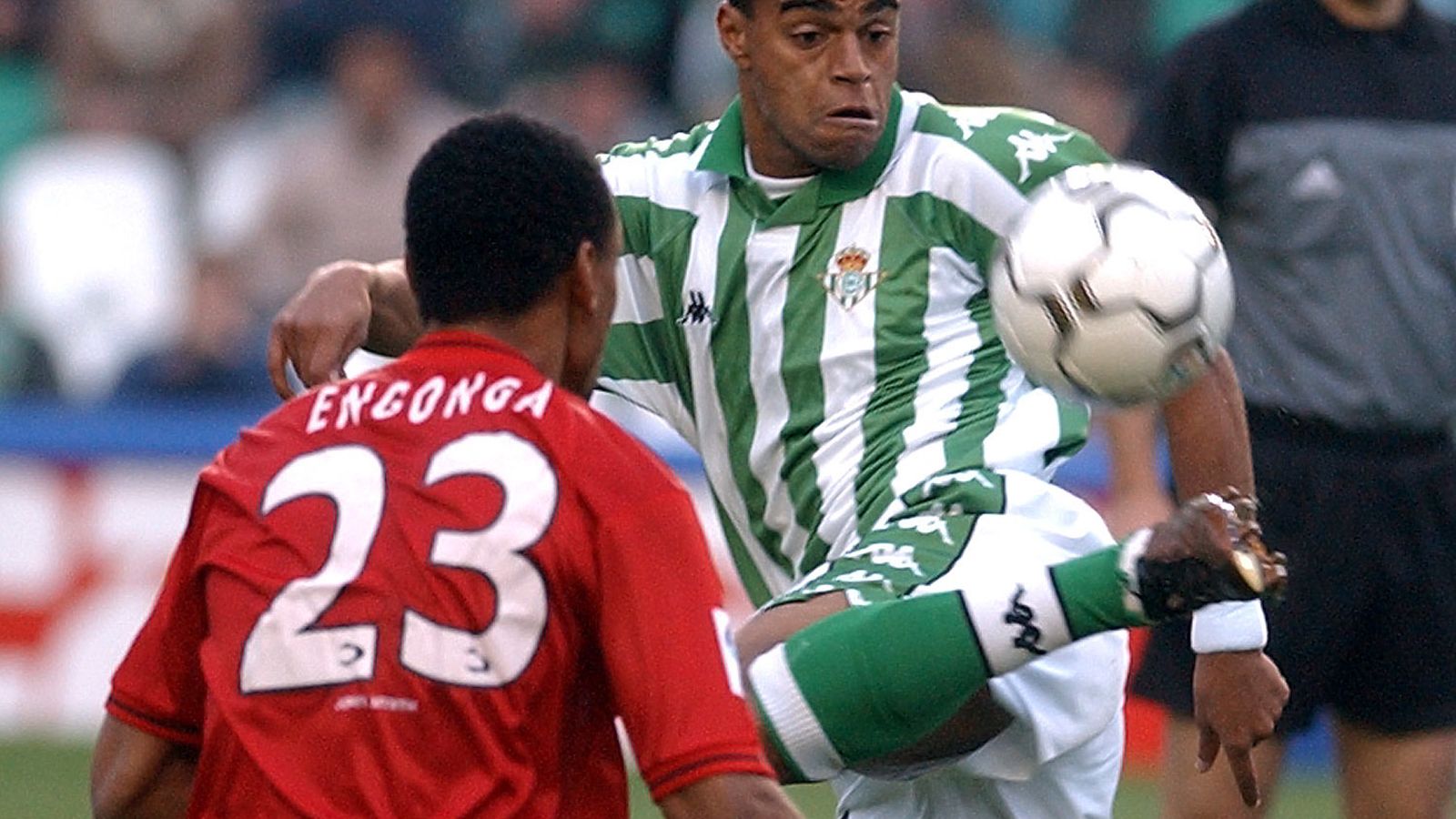 Denilson frente a Engonga, jugador del Mallorca.