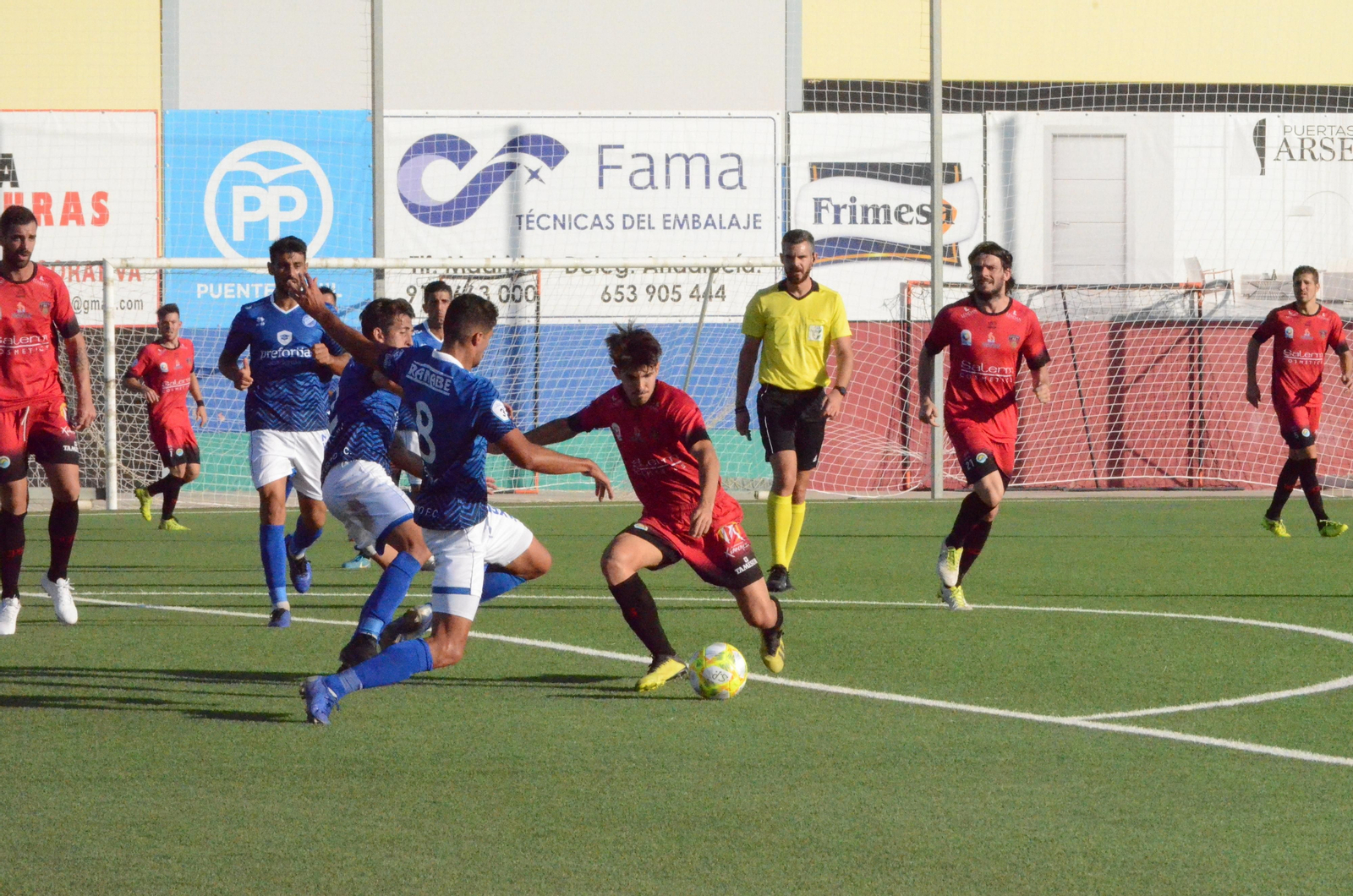 Un jugador del Salerm Puente Genil dispara desde la frontal ante la zaga xerecista.