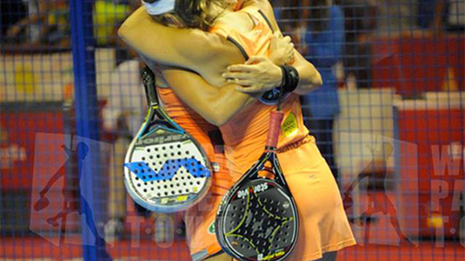 Navarro y Reiter se funden en un abrazo tras ganar en el Carpena.