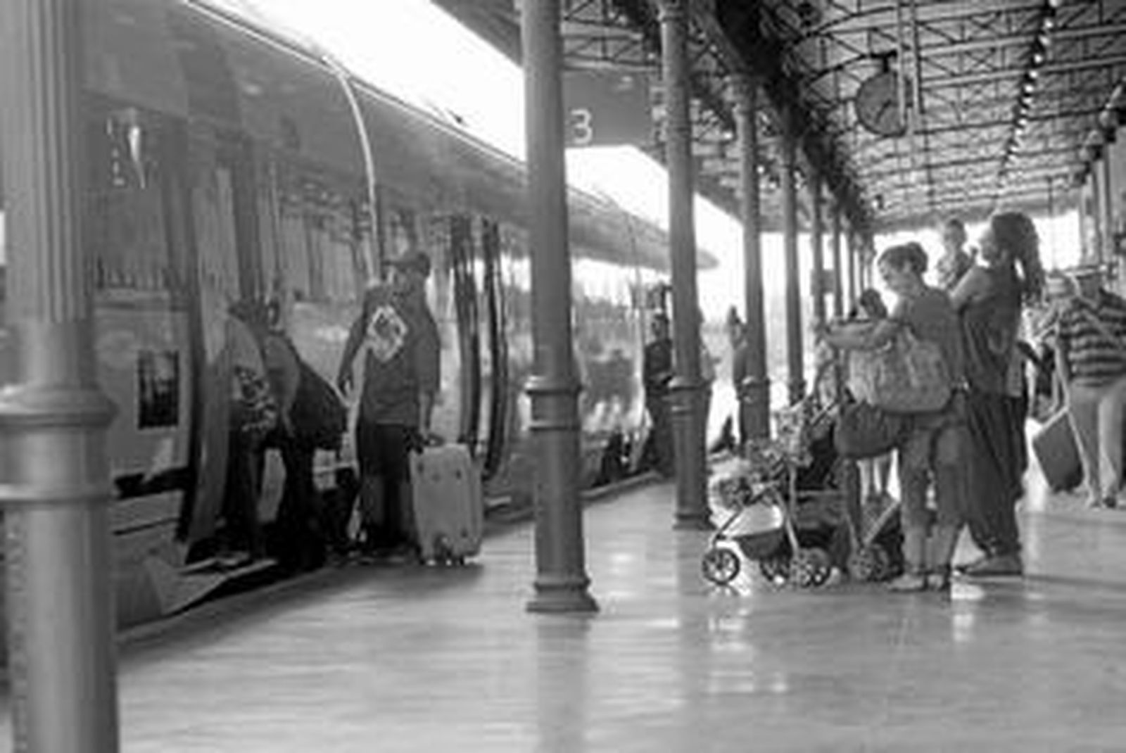 Viajeros en la actual estación de ferrocarriles de Granada.