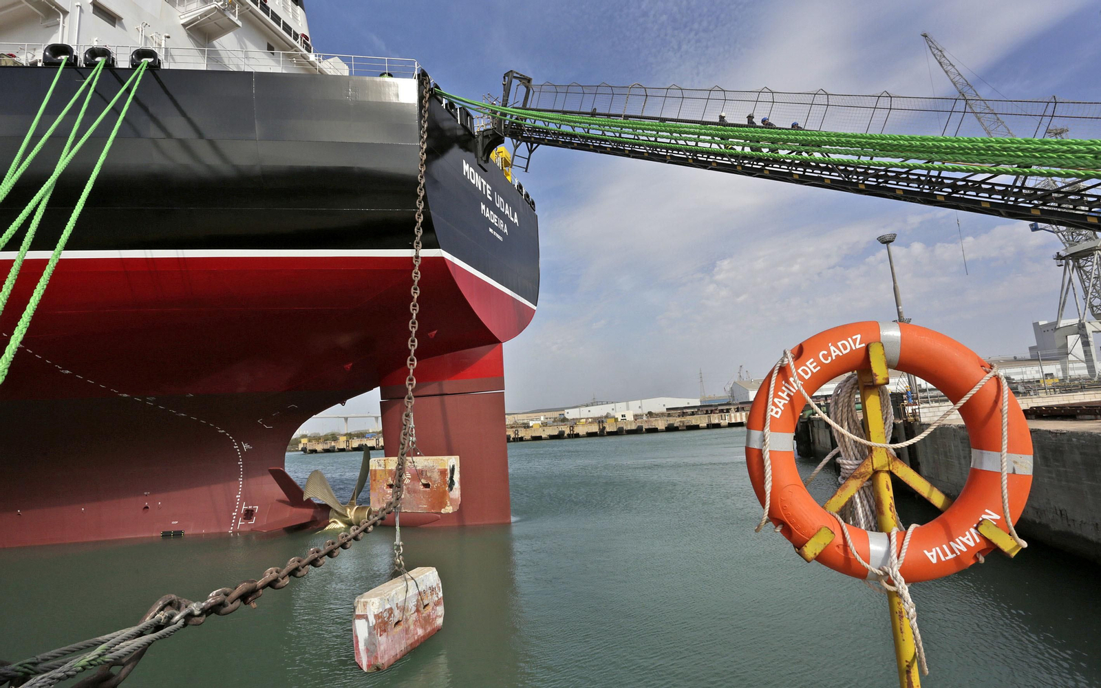 A flote el petrolero 'Monte Udala' en Navantia Puerto Real