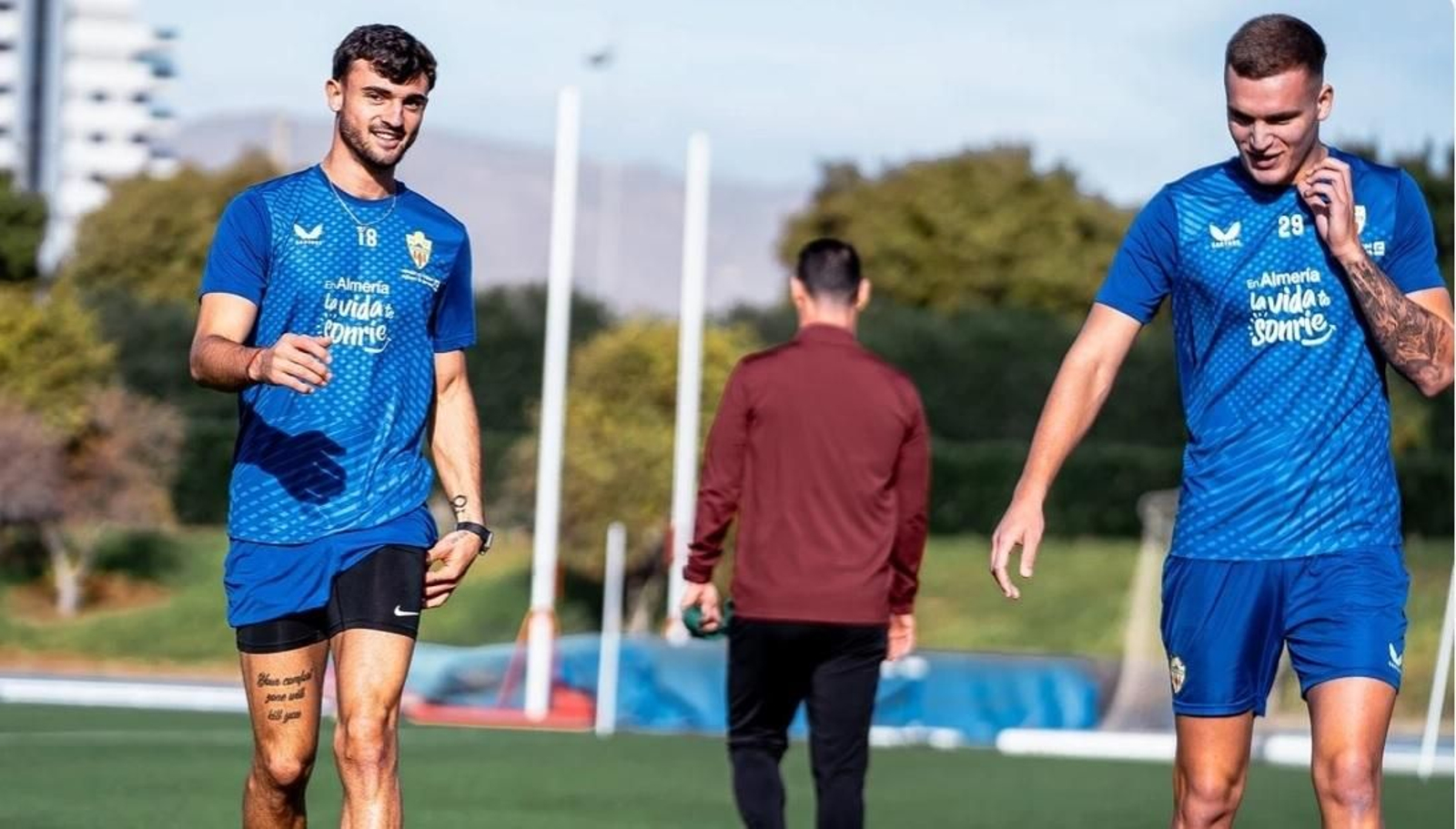 Pubill y Marezi sonrientes en su vuelta al césped al margen del grupo