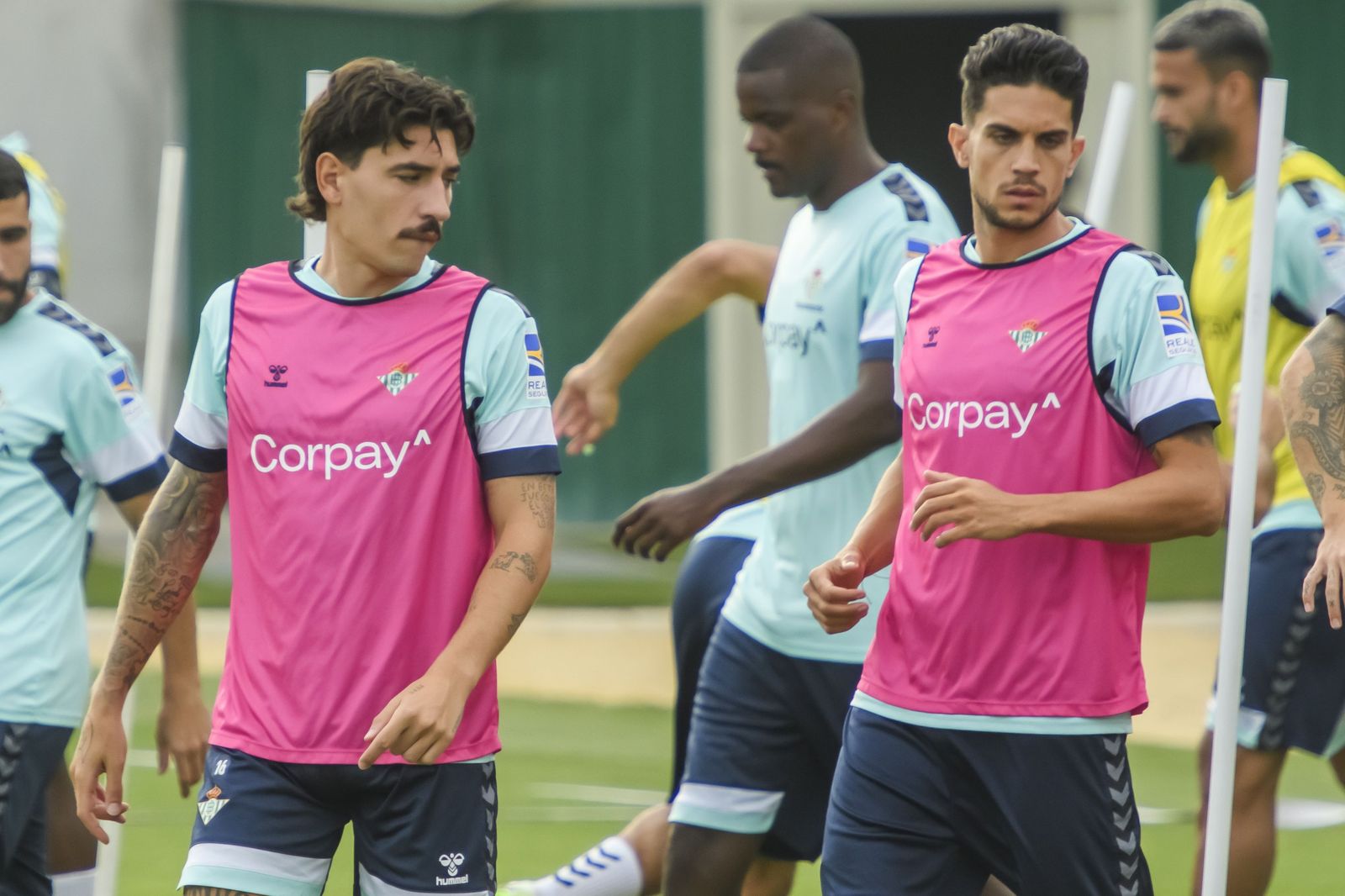 Bellerín y Bartra se entrenan en la ciudad deportiva.