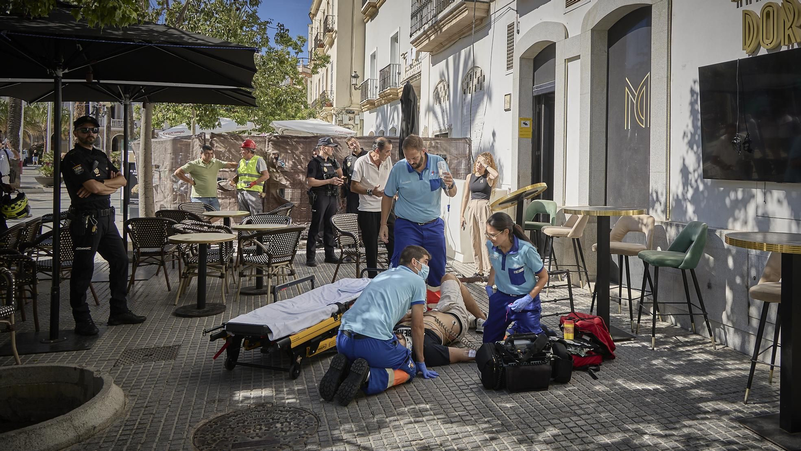 Las imágenes de la caida de un balcón sobre una persona desde una obra en la Plaza de San Juan de Dios