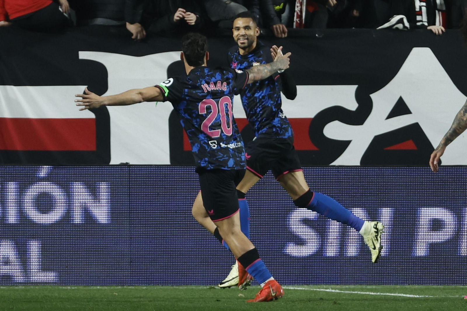 En-Nesyri celebra uno de los goles junto a Isaac.