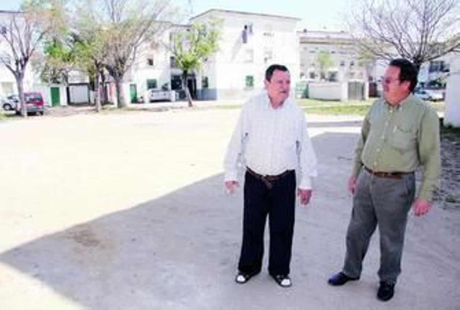 Dos vecinos pasean por las inmediaciones de los bloques que serán demolidos y reconstruidos en Regiones Devastadas, en Cerro-Amate.