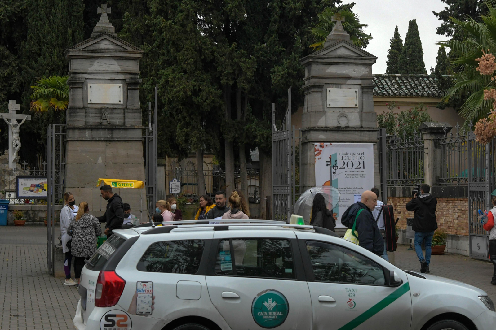 Plan de tráfico en el cementerio de Granada: cortes después de los túneles cuando los aparcamientos estén completos Plan de tráfico en el cementerio de Granada: cortes después de los túneles cuando los aparcamientos estén completos