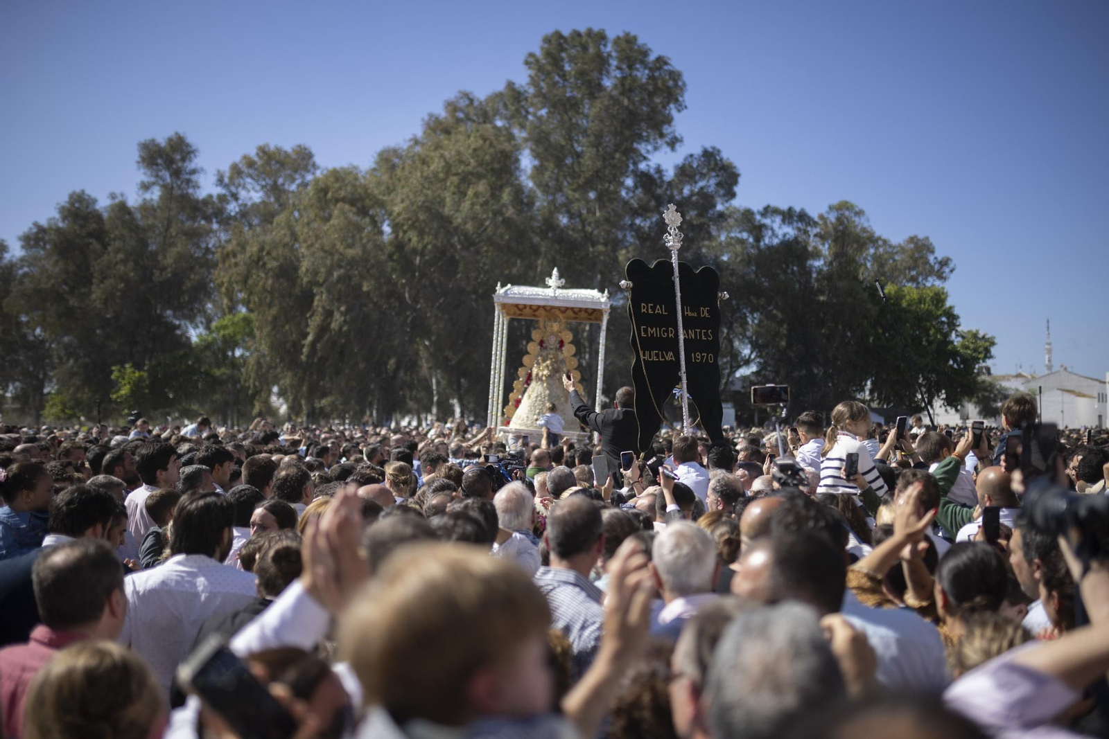 Las mejores imágenes de la procesión de la Virgen del Rocío en la aldea