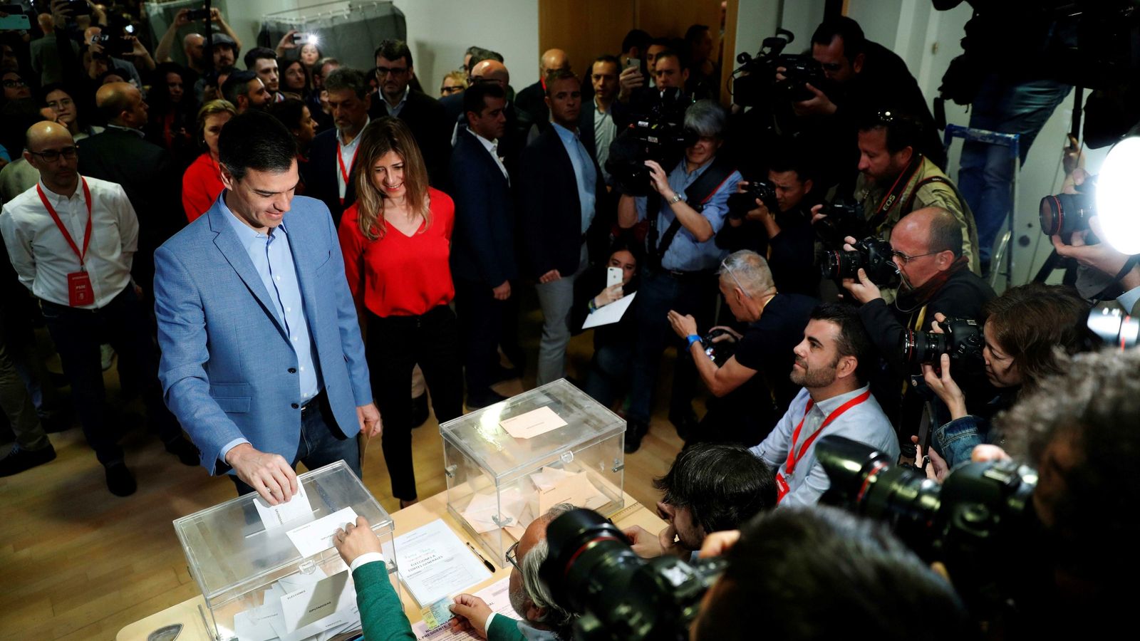 Pedro Sánchez, acompañado de su esposa, vota en Pozuelo de Alarcón.