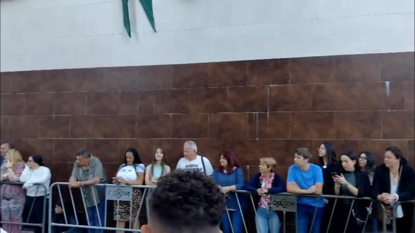 Espera a la puertas de la Parroquia de San Pío X