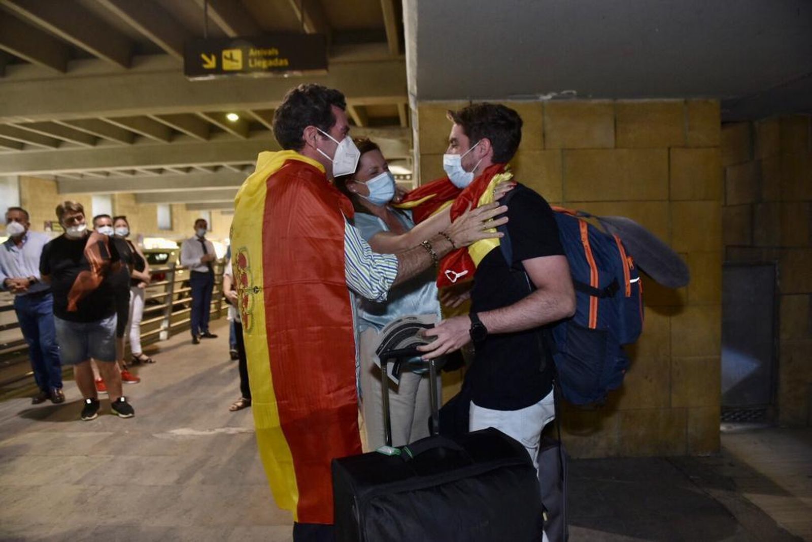 Reencuentro familiar tras aterrizar en Sevilla el primer vuelo internacional tres meses después.