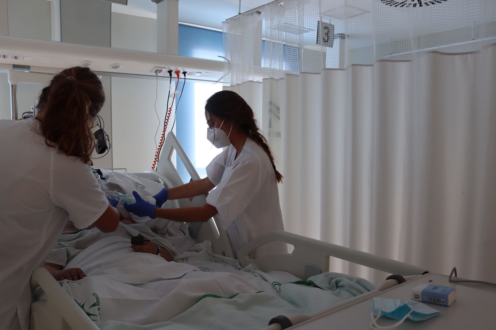 Sanitarias atienden a un paciente, en una imagen de archivo.