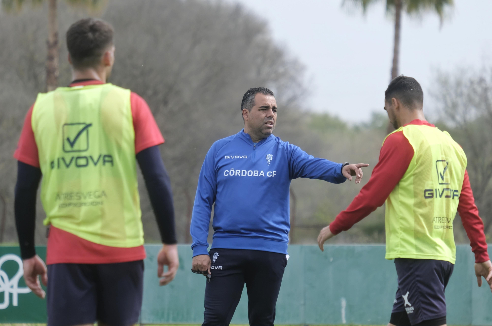 Germán Crespo da órdenes durante la sesión de este viernes. Germán Crespo da órdenes durante la sesión de este viernes.