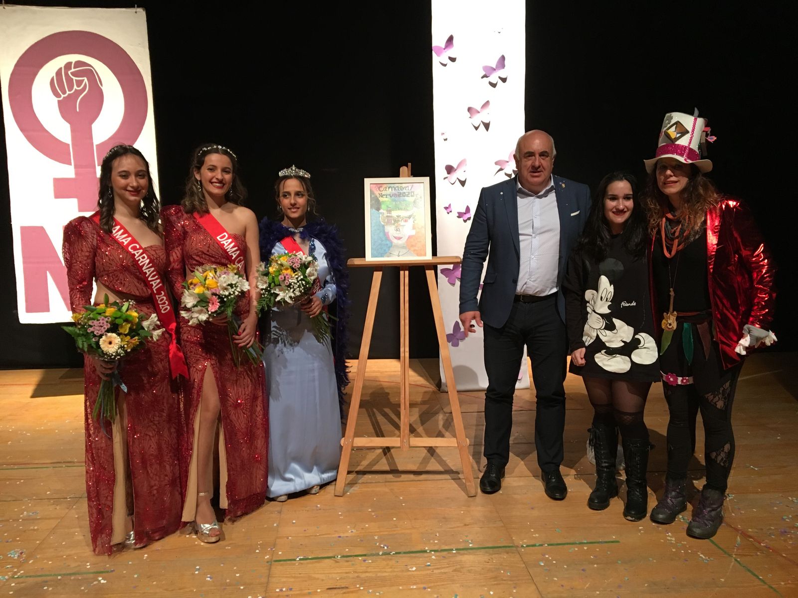 El alcalde de Nerva con la reina y damas del Carnaval, la autora del cartel y la pregonera.