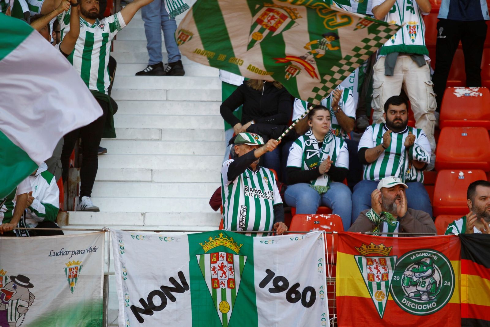 El Córdoba CF nunca camina solo: las fotos de la afición blanquiverde en Almería