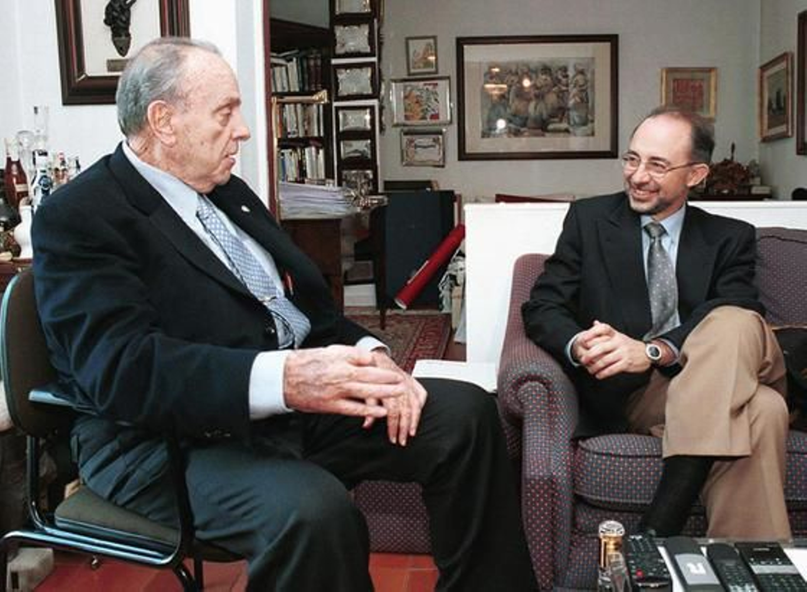 Fraga recibe en 2001 al por entonces ministro de Hacienda, Cristobal Montoro, en su primer acto tras ser sometido a una operación de hernia discal. / EFE