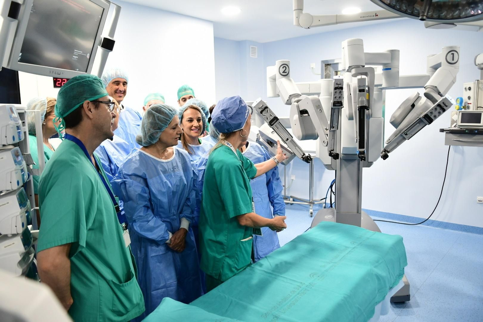 Las autoridades, junto con el nuevo robot quirúrgico.