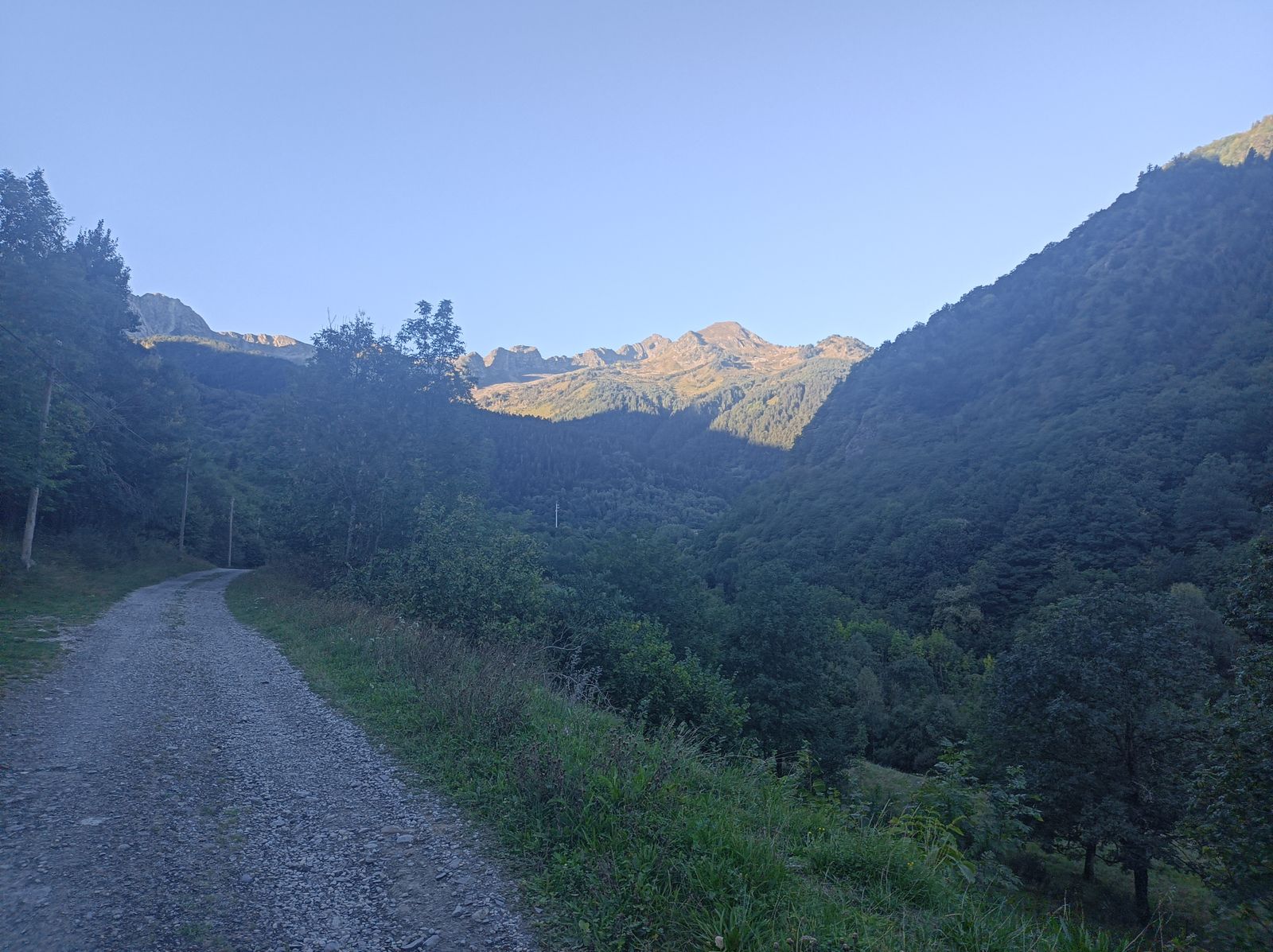 El primer objetivo es ascender a la cresta iluminada por el sol.