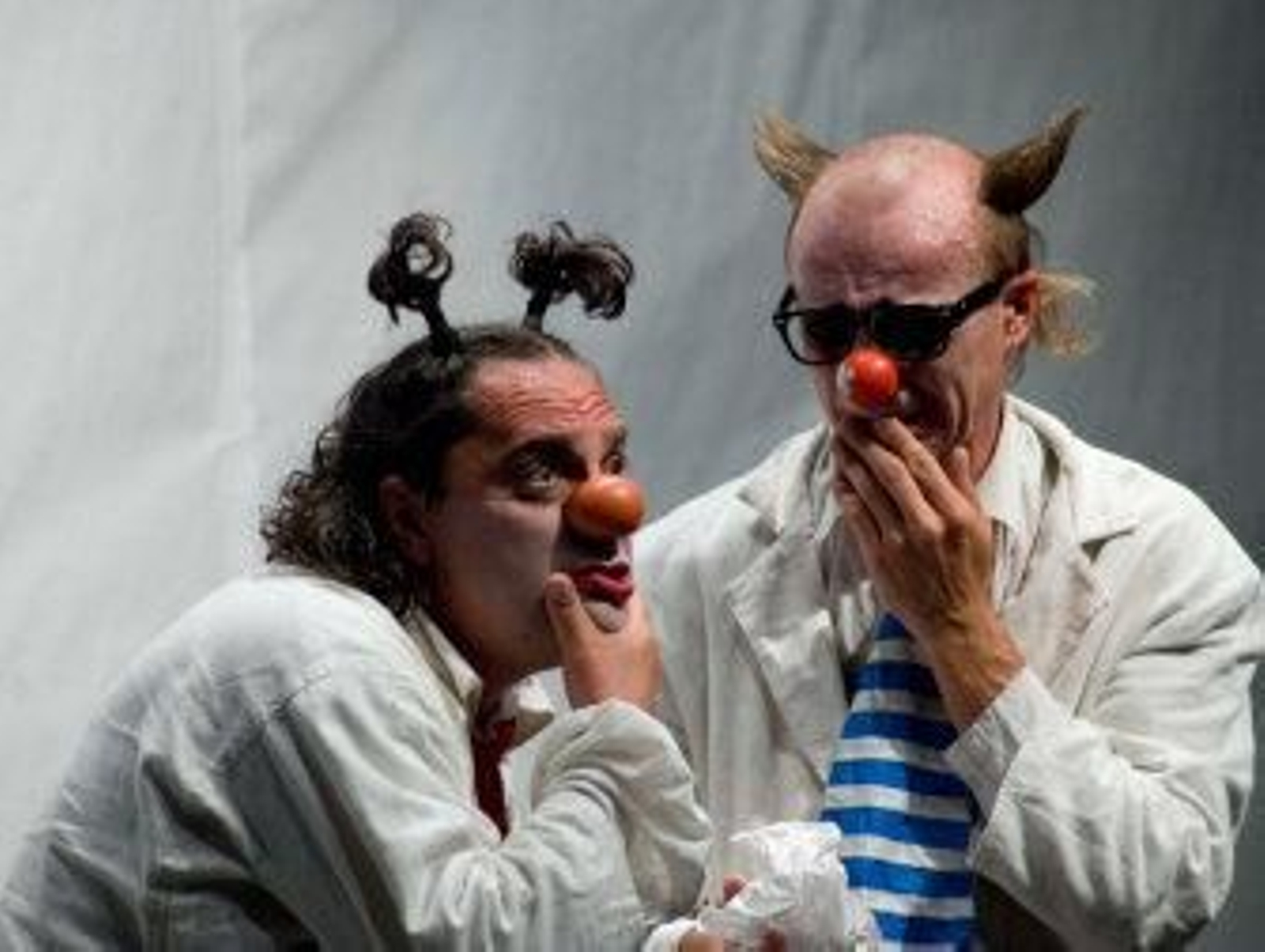 Payasos de blanco para luchar en un 'Guerra de papel'