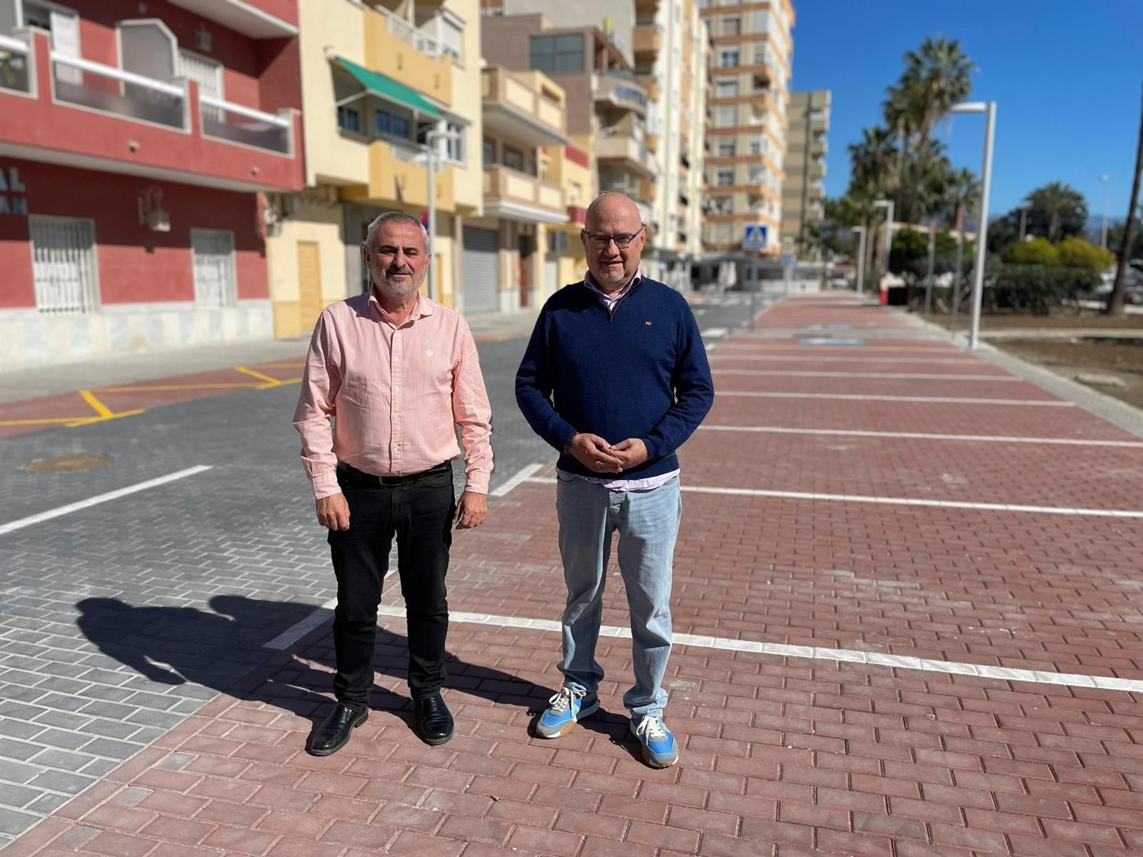 El concejal de Infraestructuras, Jesús María Claros, junto con el primer teniente de alcalde de Vélez-Málaga, Jesús Pérez Atencia, en las Barracas de Poniente