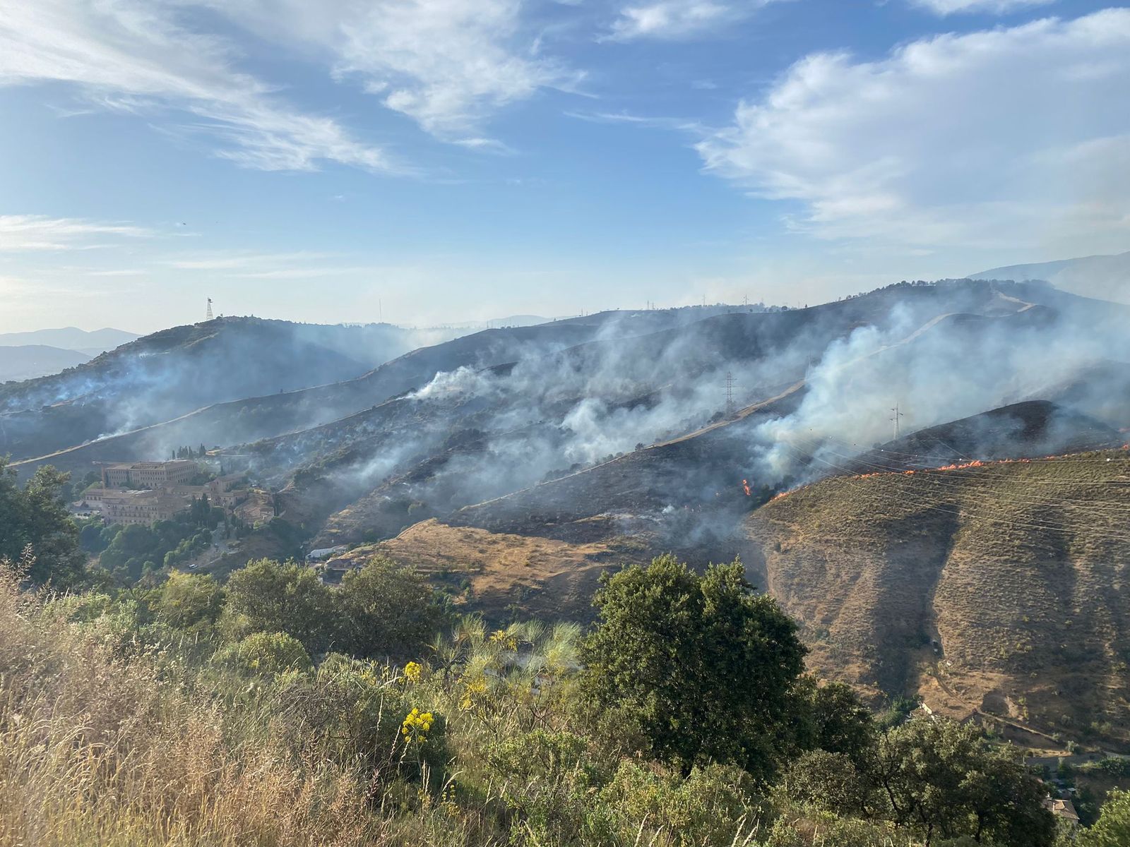 Imagen del incendio que tiene lugar en el cerro de San Miguel de Granada