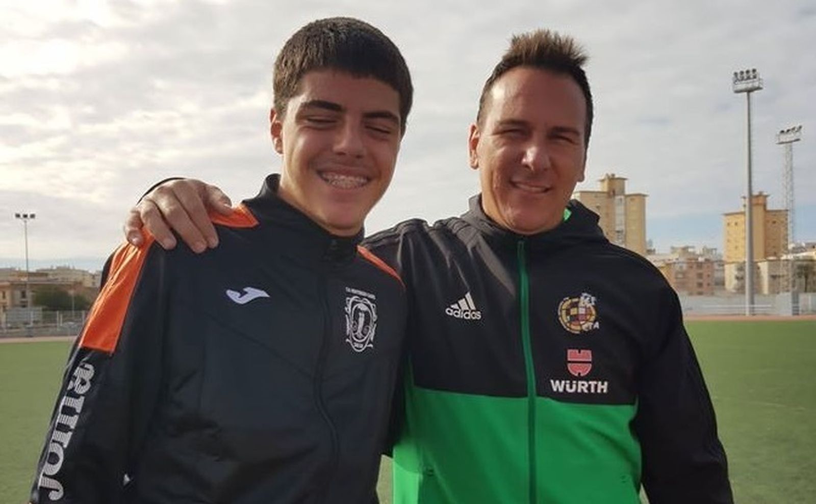 José Caucelo posa con el jugador del Mentidero cadete al que prestó sus botas.