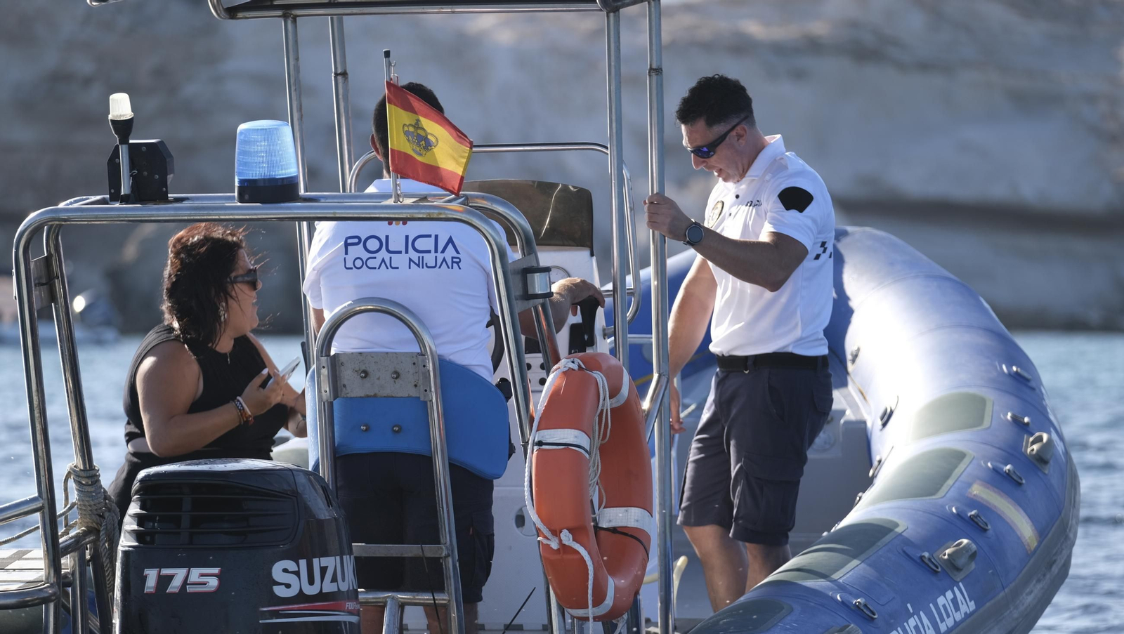 Una jornada con el servicio marítimo de la Policía Local de Níjar, en imágenes