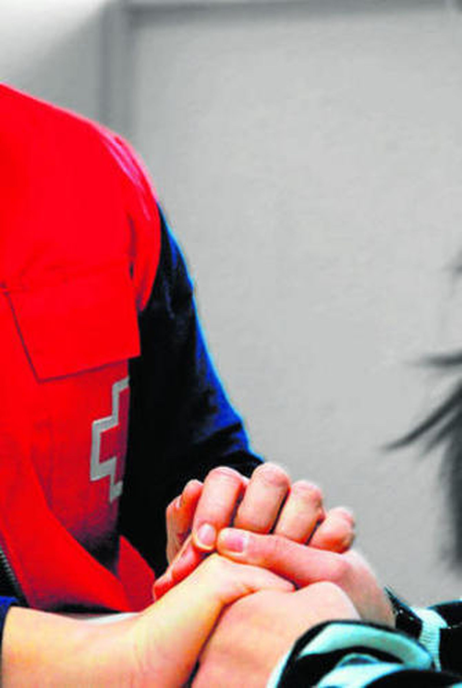 Uno de los voluntarios ofrece apoyo a un paciente.