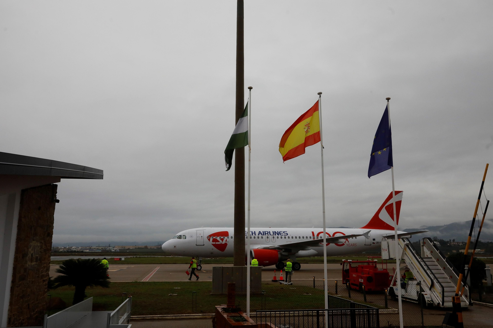 El despegue del el primer vuelo chárter a Europa en el aeropuerto de Córdoba, en imágenes